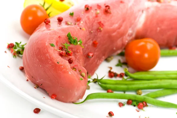 Rått Kött Med Tomater Och Peppar — Stockfoto