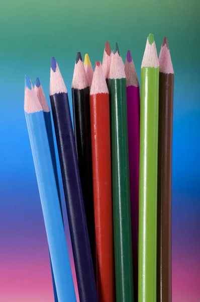 Χρωματιστά Μολύβια Έναντι Διαβάθμισης Χρώματος — Φωτογραφία Αρχείου