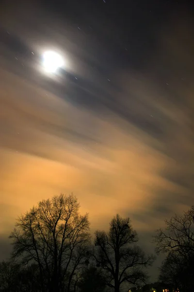 Nachtlampjes Continu Schieten Met Wolken — Stockfoto