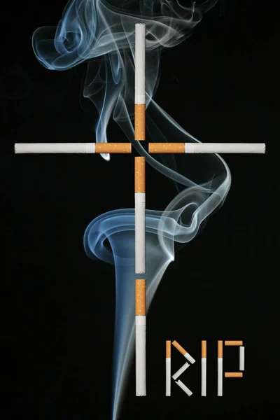 タバコと煙でできた十字架 — ストック写真
