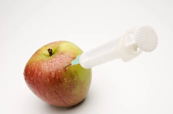 Jablko Injekční Stříkačka Zelenou Rukojetí Bílém Pozadí — Stock fotografie