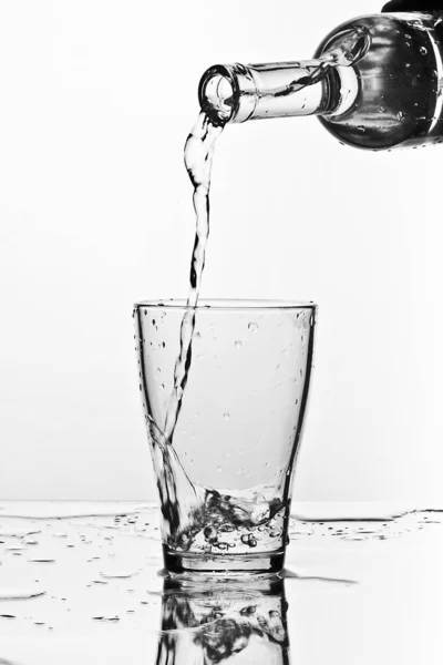 Bicchiere Acqua Versante — Foto Stock