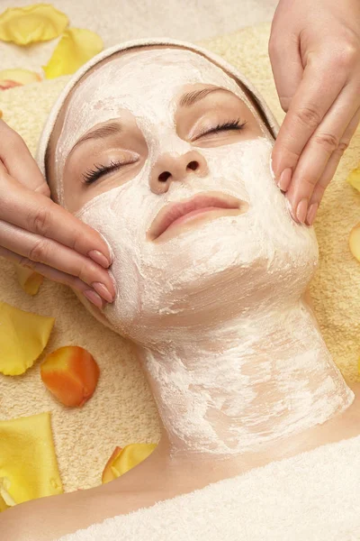 Junge Frau Wellness Salon Erhält Gesichtsmaske — Stockfoto