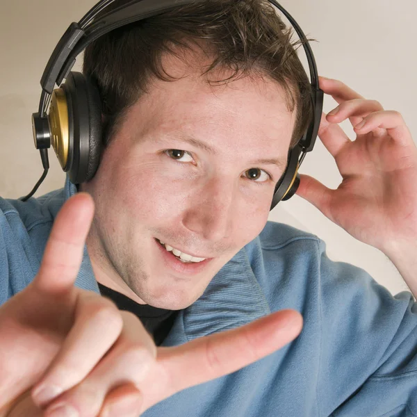 Junger Mann Mit Kopfhörern Hört Musik — Stockfoto