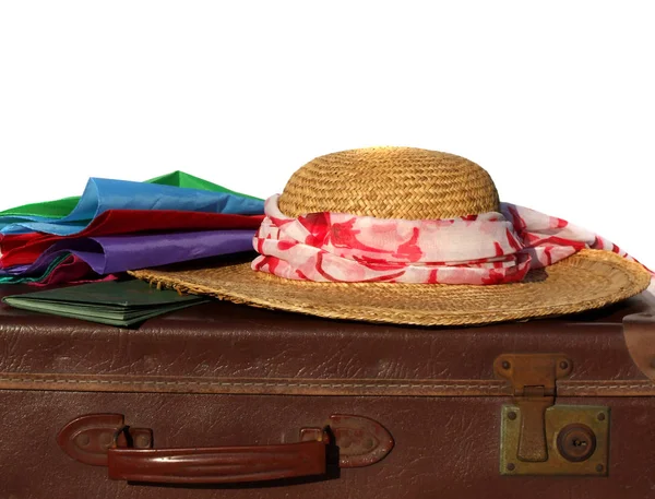 Βαλίτσα Ταξιδιού Καπέλο Και Γυαλιά Ηλίου Απομονωμένη Λευκό — Φωτογραφία Αρχείου