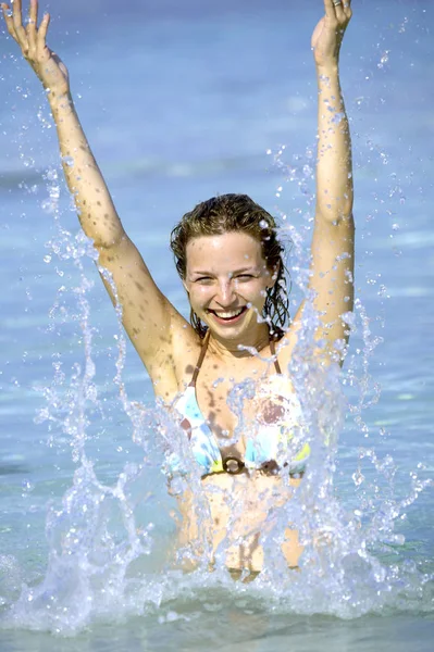 Jonge Vrouw Spelen Zee Met Water — Stockfoto