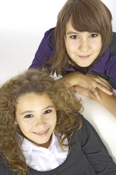 Porträt Einer Jungen Frau Mit Einem Mädchen Einem Schwarzen Kleid — Stockfoto