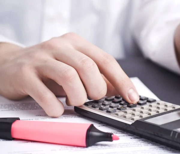 Close Van Vrouwelijke Handen Met Calculator Pen — Stockfoto