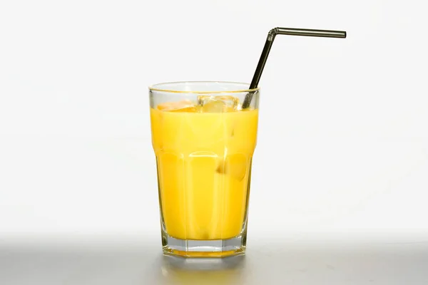 Narancslé Ivószalmával — Stock Fotó