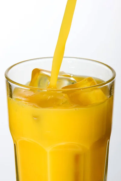 Orangensaft Ein Glas Gießen — Stockfoto