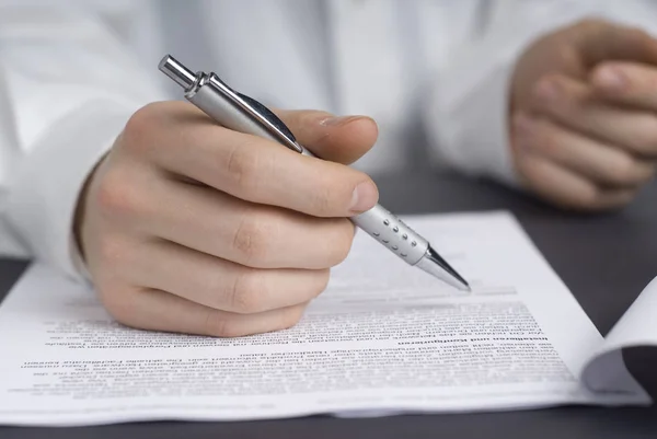 Businessman Working Out Contract — Stock Photo, Image