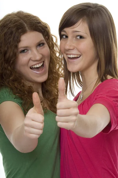 Twee Mooie Jonge Vrouwen Met Duimen Omhoog — Stockfoto
