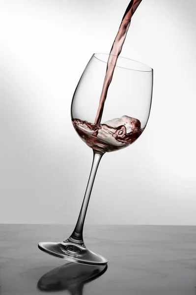Nalewanie Czerwonego Wina Szklanki — Zdjęcie stockowe