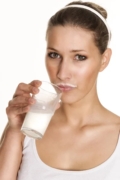 牛乳を持っている若い女性は — ストック写真