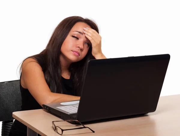 Yorgun Kadını Masada Dizüstü Bilgisayarla Oturuyor — Stok fotoğraf