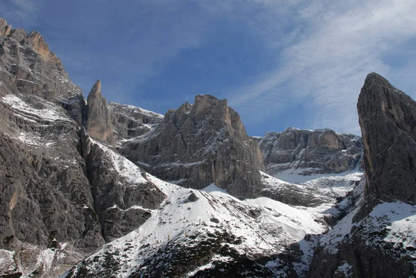 Massiccio Dolomitico Roccioso Sulla Neve — Foto Stock