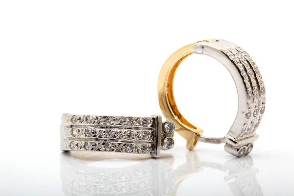 ホワイトを基調としたダイヤモンド付きゴールデンリング — ストック写真
