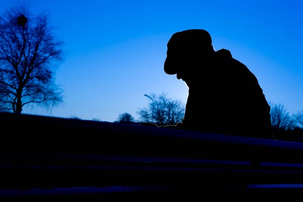 Silueta Hombre Con Una Mochila Fondo Puesta Del Sol — Foto de Stock