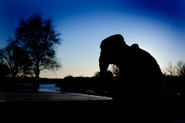 Silhouet Van Een Verliefd Koppel Bij Zonsondergang — Stockfoto