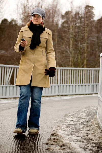 Jonge Vrouw Met Telefoon — Stockfoto