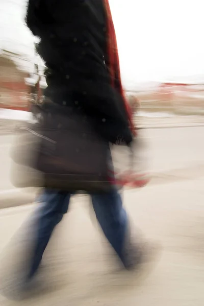 Movimiento Desdibujado Borroso Una Mujer Una Hora Punta Caminando Ciudad — Foto de Stock