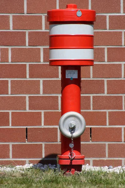 Czerwony Hydrant Przeciwpożarowy Ceglanej Ścianie — Zdjęcie stockowe