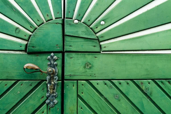 Yeşil Saplı Eski Ahşap Kapı — Stok fotoğraf