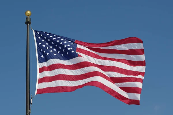 Bandera Americana Contra Cielo Azul — Foto de Stock