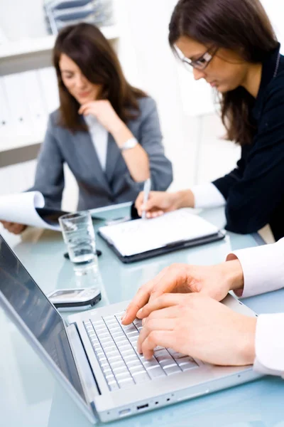 Studioaufnahme Von Geschäftsleuten Geschäftsabwicklungskonzept — Stockfoto