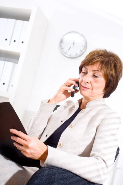 Empresária Chamando Pelo Telefone — Fotografia de Stock