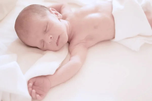 Pequeño Bebé Recién Nacido —  Fotos de Stock