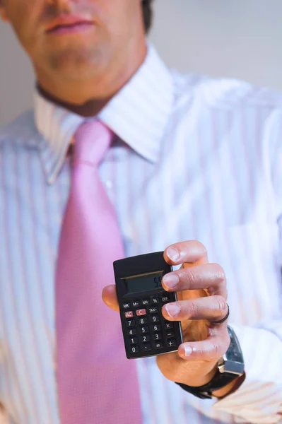 Biznesmen Kalkulatorem Kartą Kredytową — Zdjęcie stockowe