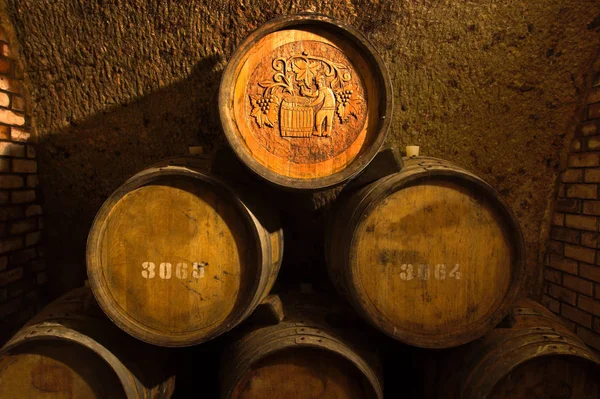 Бочки Вином Подвале — стоковое фото