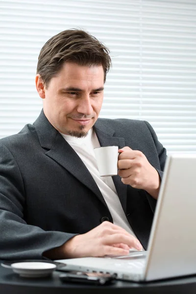ハンサムなビジネスマンがコーヒーを飲む姿 — ストック写真