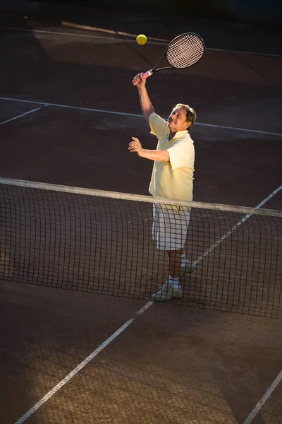 Старший Чоловік Грає Теніс — стокове фото