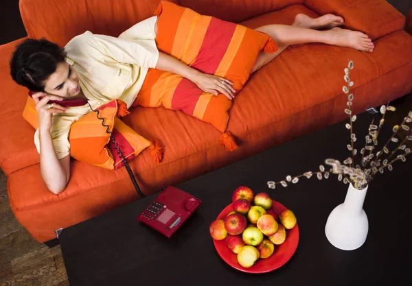Schöne Frau Rotem Kleid Mit Orangefarbenem Schal Und Laptop — Stockfoto