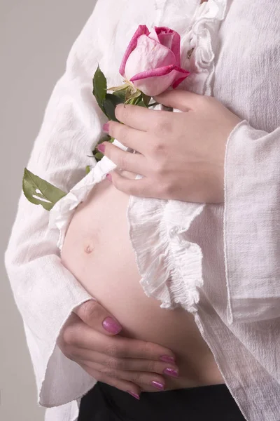 Беременная Женщина Розой Руках — стоковое фото