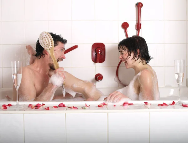 Pareja Joven Baño — Foto de Stock