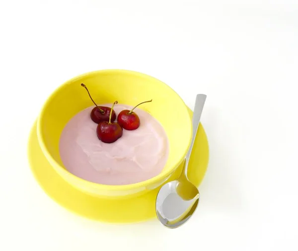 酸奶在一个黄色的碗里 — 图库照片