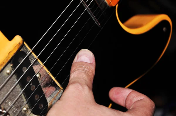 エレキギターを弾く男の手 — ストック写真