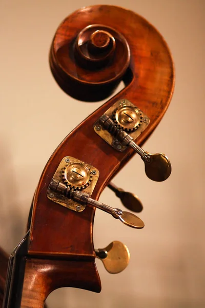 테이블에 바이올린 — 스톡 사진