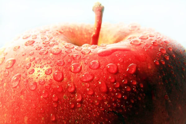 Roter Apfel Mit Wassertropfen Auf Weißem Hintergrund — Stockfoto