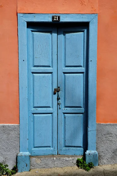 Porta Blu Parete Arancione — Foto Stock