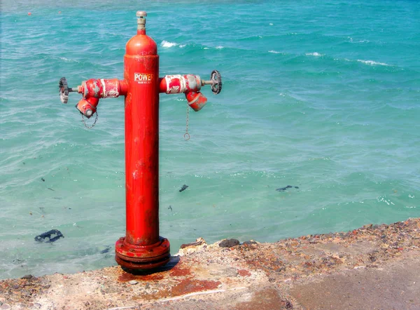 Oude Rode Brandkraan Zee — Stockfoto