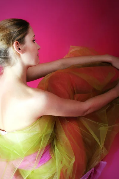 Красивая Молодая Женщина Розовом Платье Цветком — стоковое фото