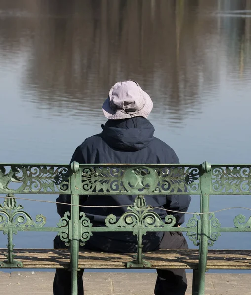 Femme Robe Noire Assise Sur Pont Dans Parc — Photo