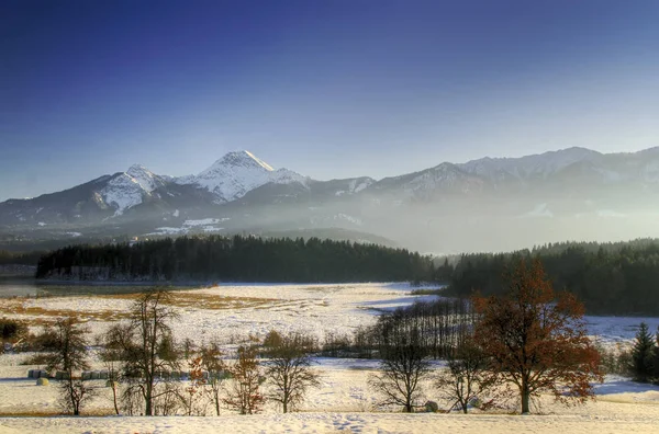 Malerische Aussicht Auf Schöne Landschaft Mit Bergkette — Stockfoto