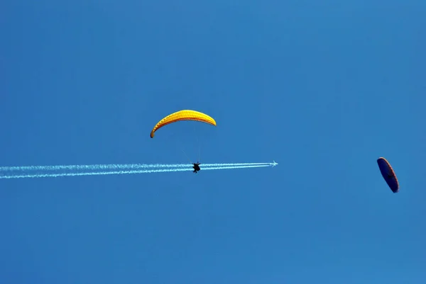 낙하산 낙하산 — 스톡 사진