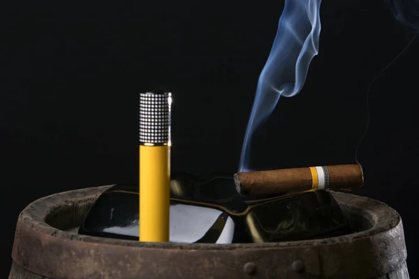 Zigarre Rauchend Cohiba Siglo Mit Tubo Und Aschenbecher — Stockfoto