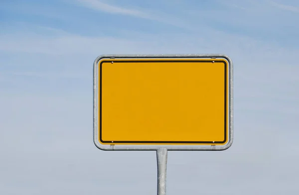 Sinal Amarelo Branco Fundo Céu — Fotografia de Stock